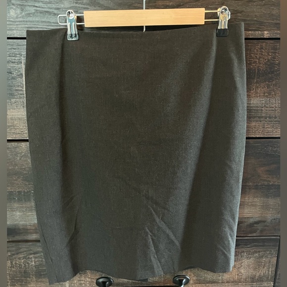 Ann Taylor grey pencil skirt, size 12 petite - Picture 1 of 6